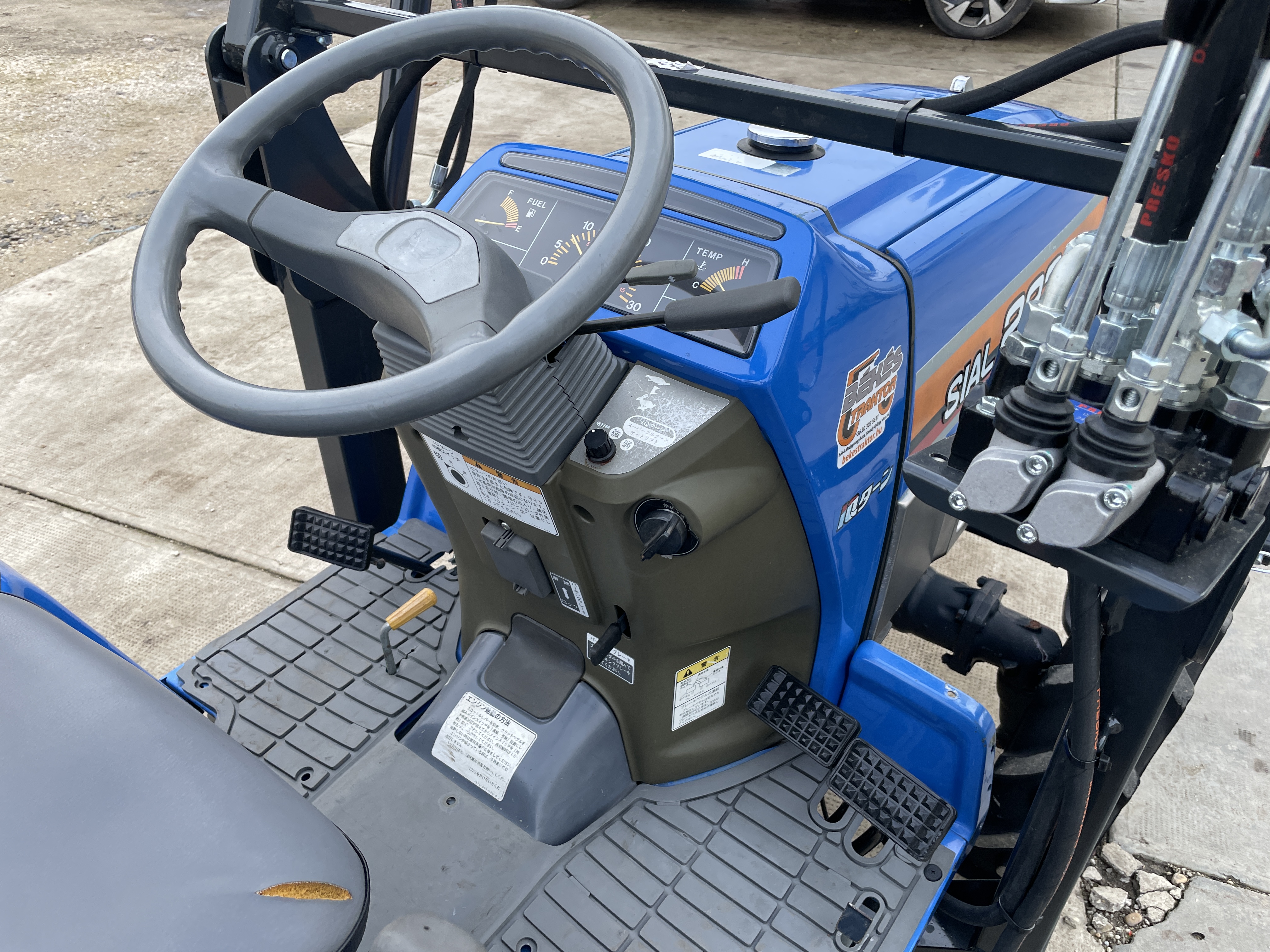 Iseki TF223F Rakodós traktor (2) kép 12