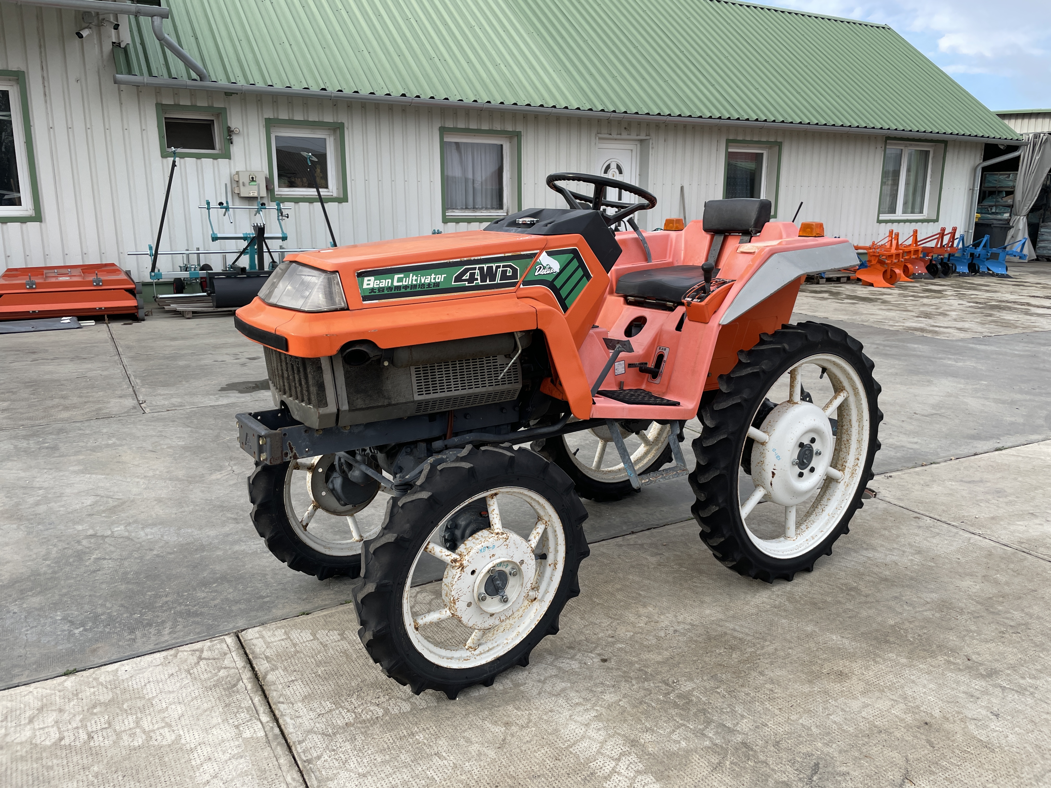 Kubota XB1D magasított művelő traktor