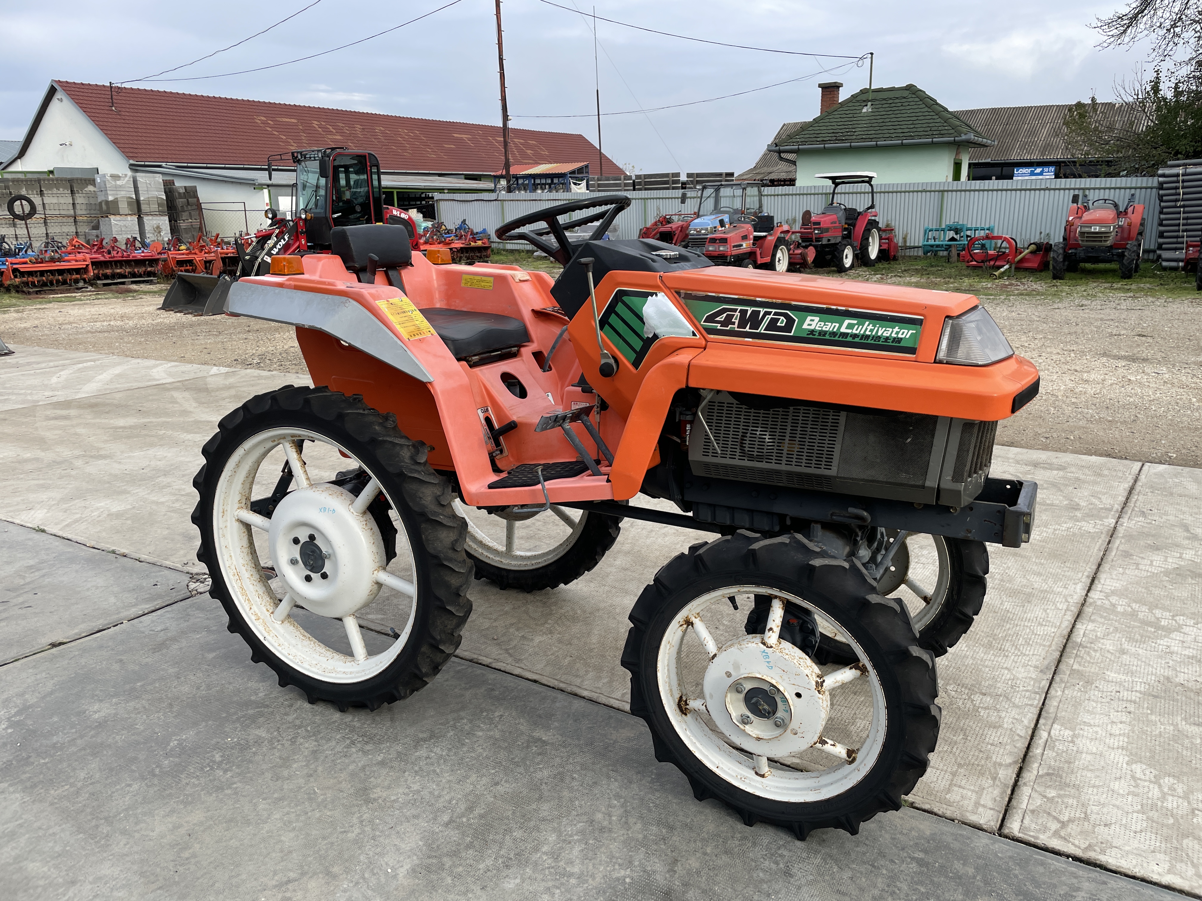 Kubota XB1D magasított művelő traktor kép 4