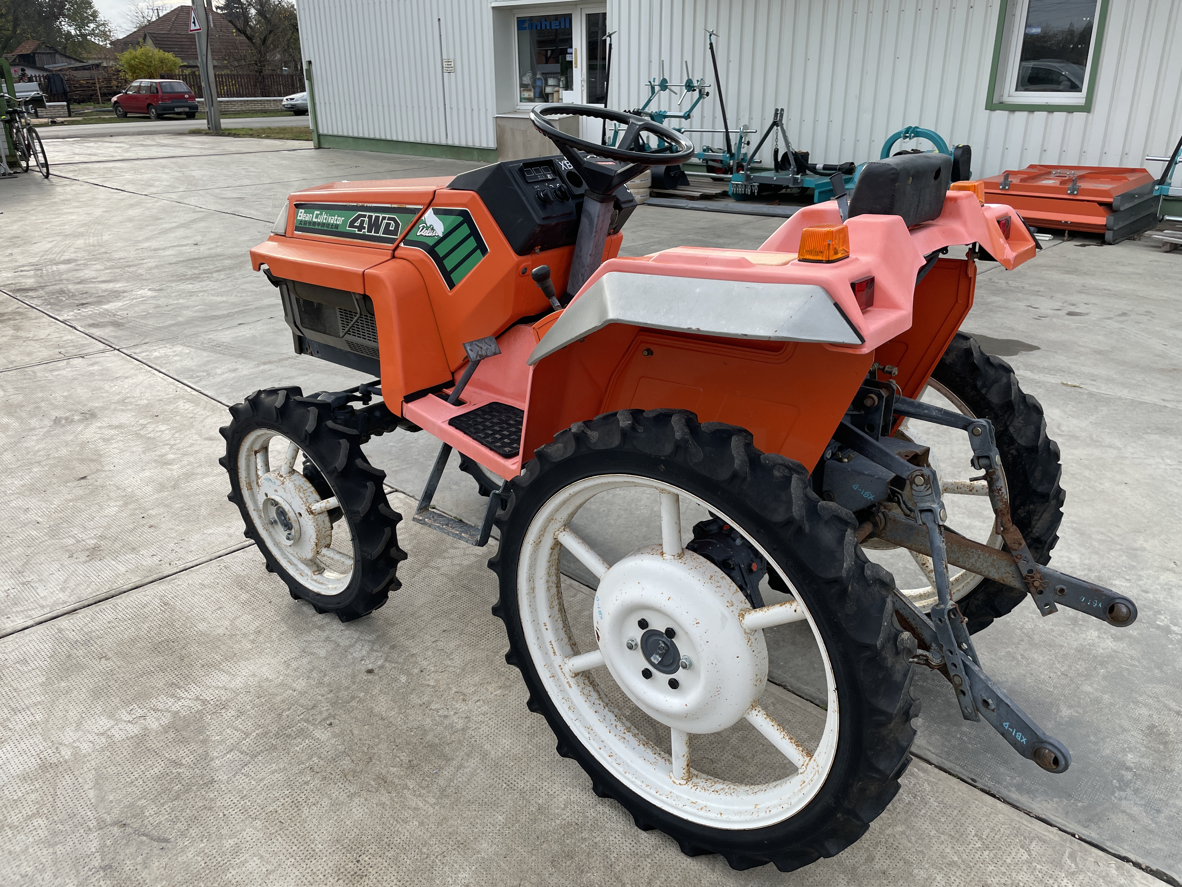 Kubota XB1D magasított művelő traktor kép 8