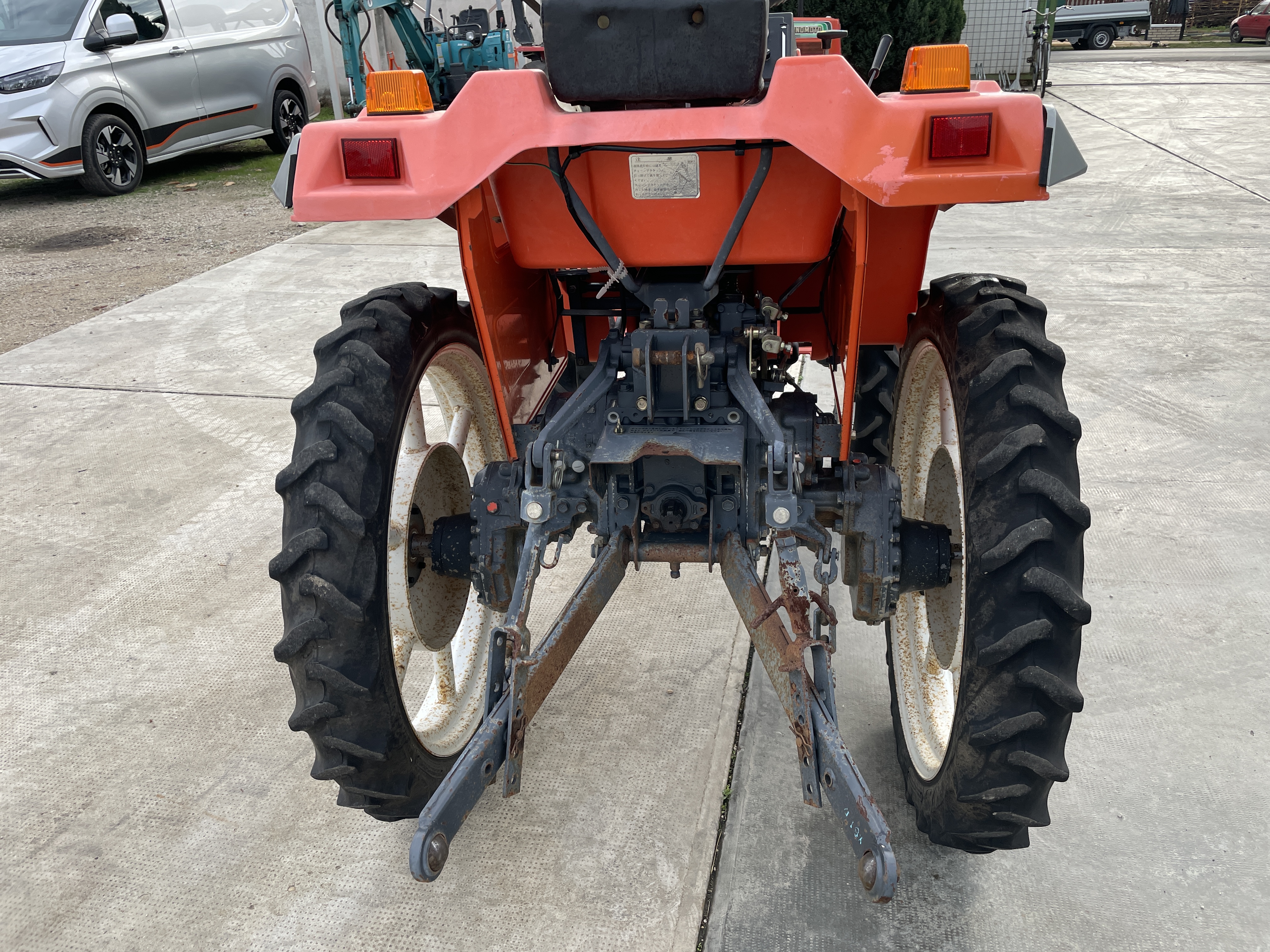Kubota XB1D magasított művelő traktor kép 7