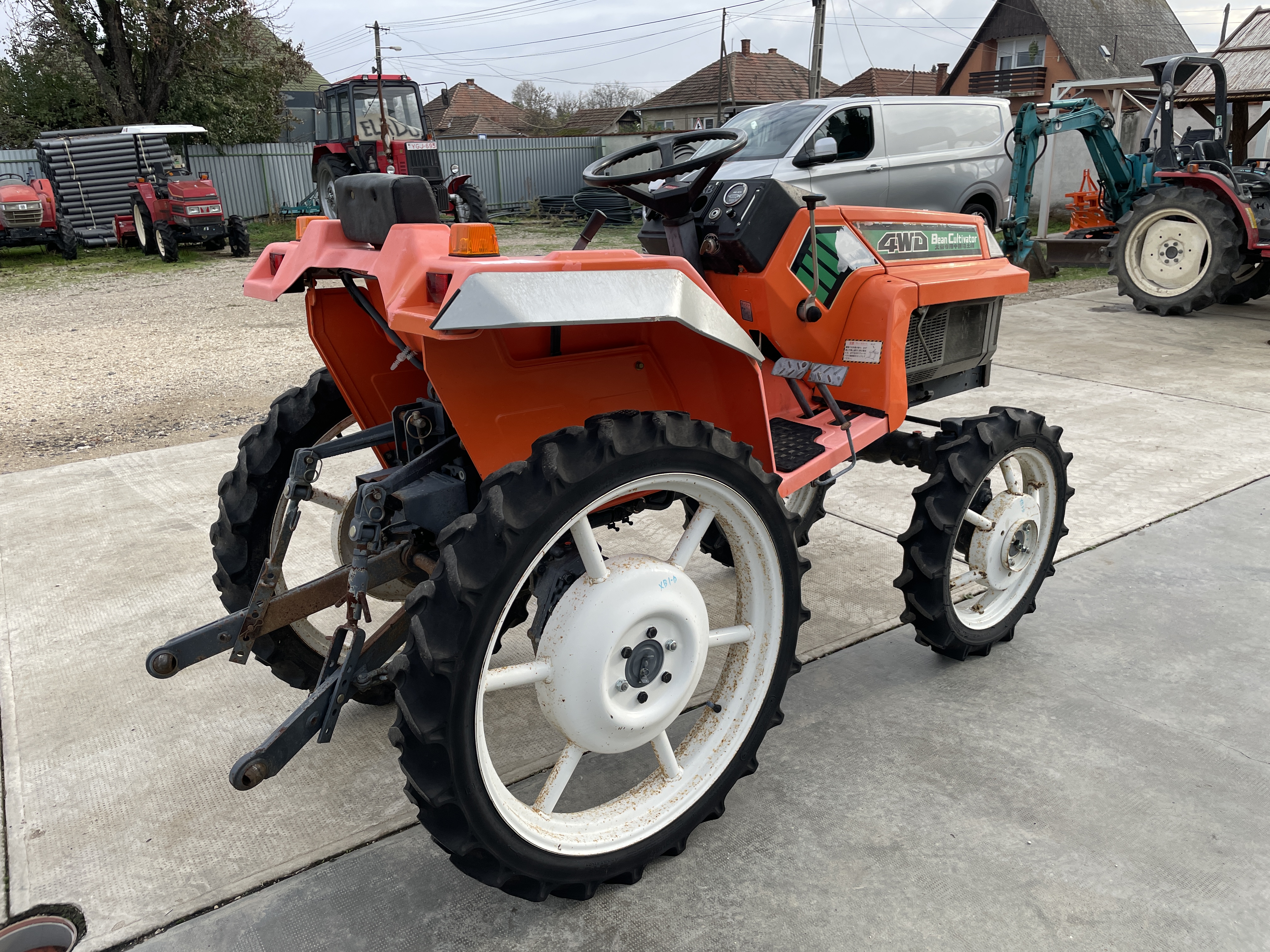 Kubota XB1D magasított művelő traktor kép 6