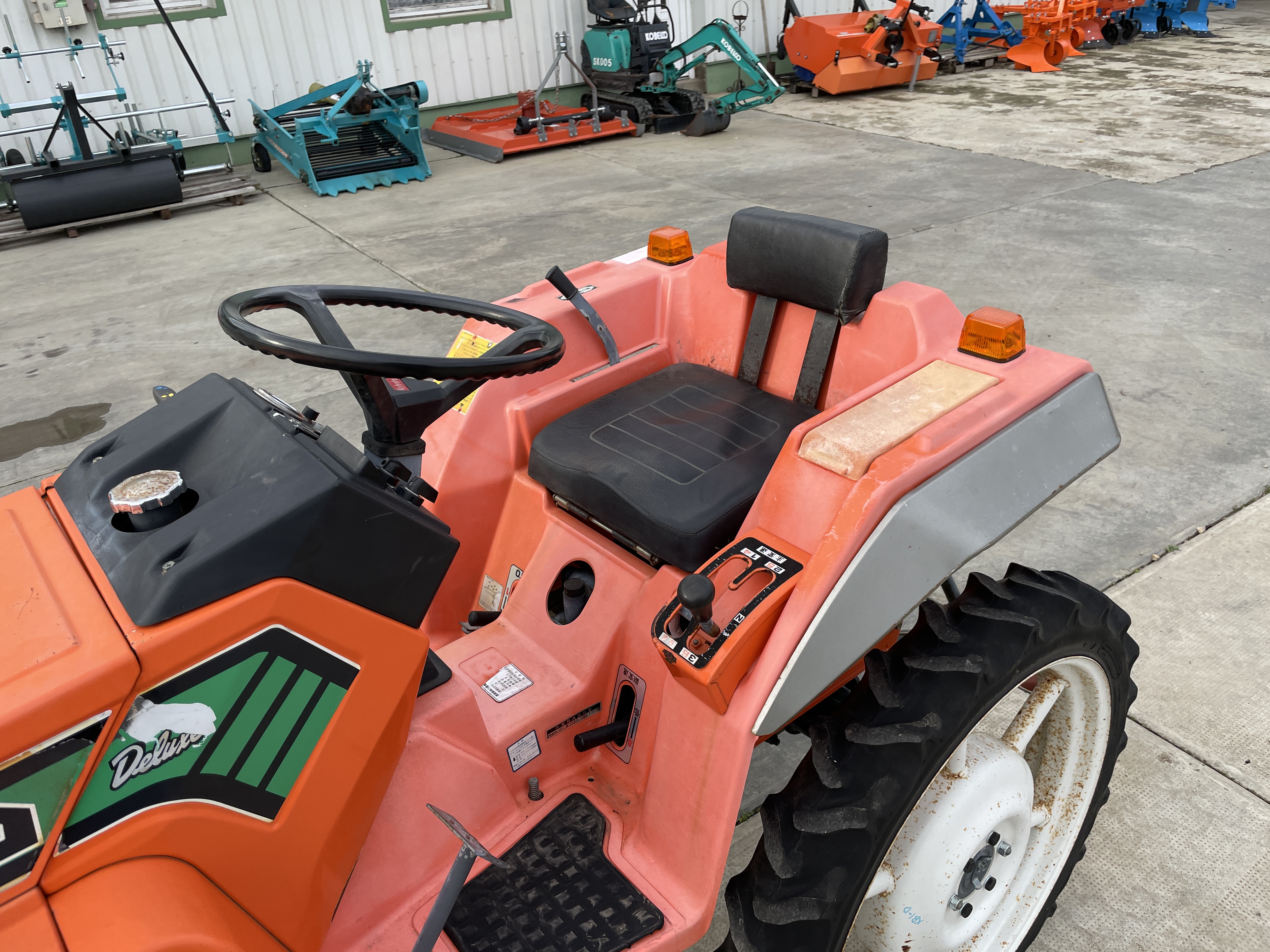 Kubota XB1D magasított művelő traktor kép 9