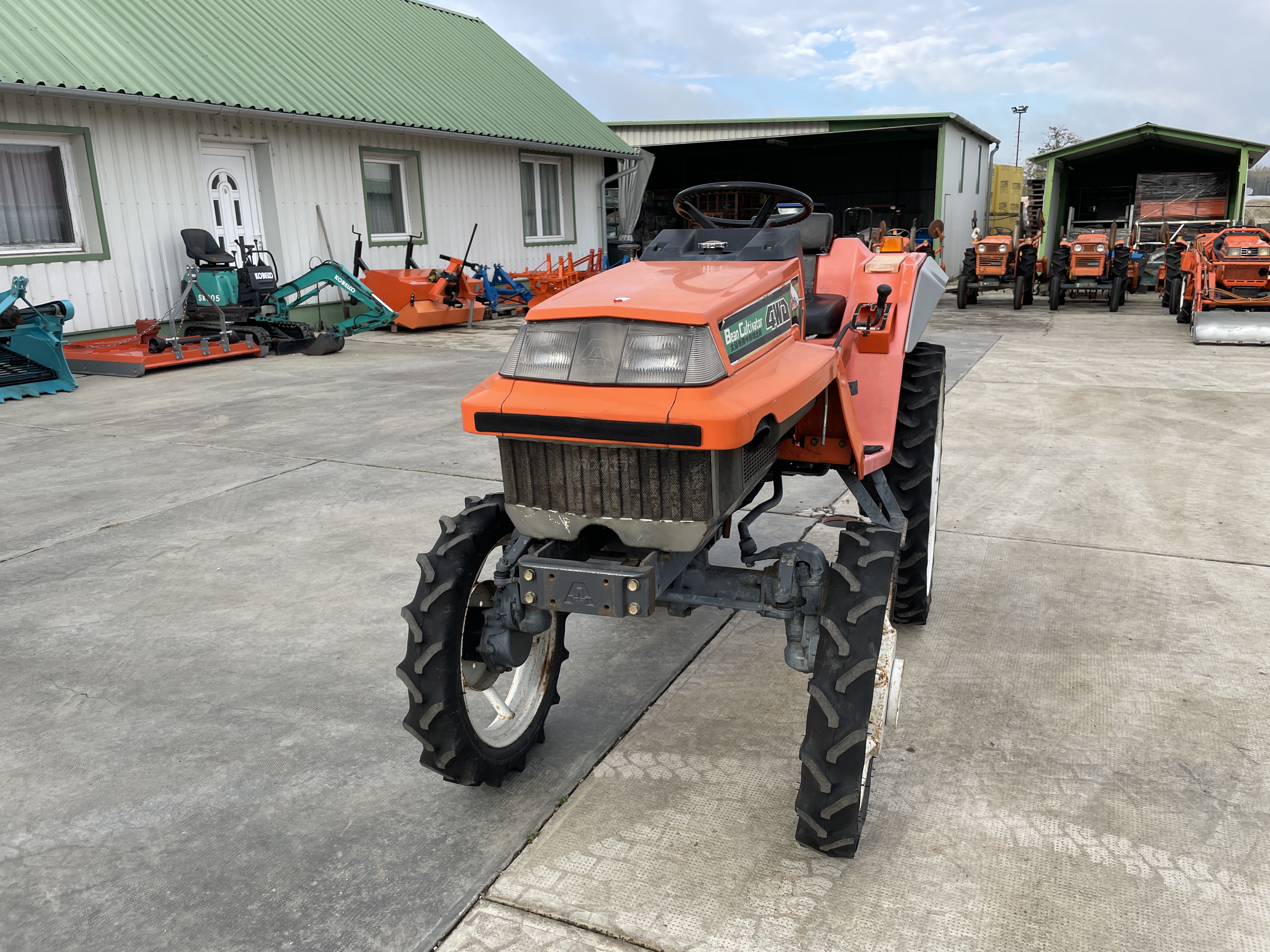 Kubota XB1D magasított művelő traktor kép 3